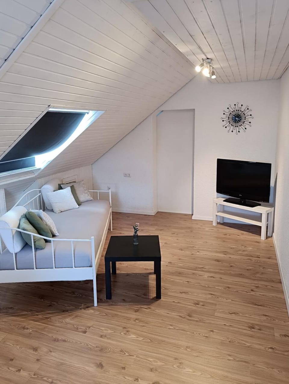 Communal lounge/ TV room, Bed, TV and multimedia, Living room, Photo of the whole room