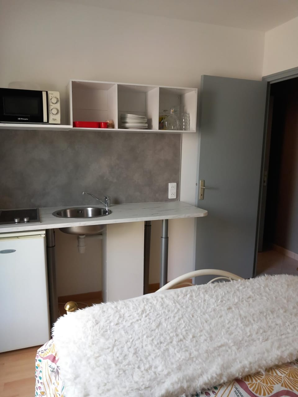 Bed, Kitchen or kitchenette, oven, stove