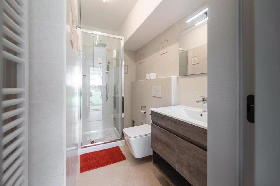 Shower, Toilet, Bathroom, towels
