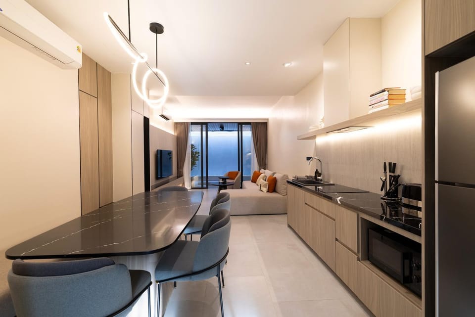 TV and multimedia, Kitchen or kitchenette, Living room, Dining area, stove