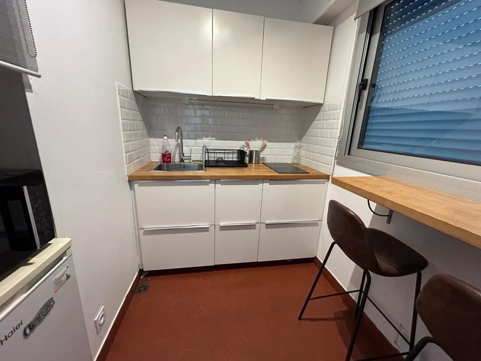 Kitchen or kitchenette