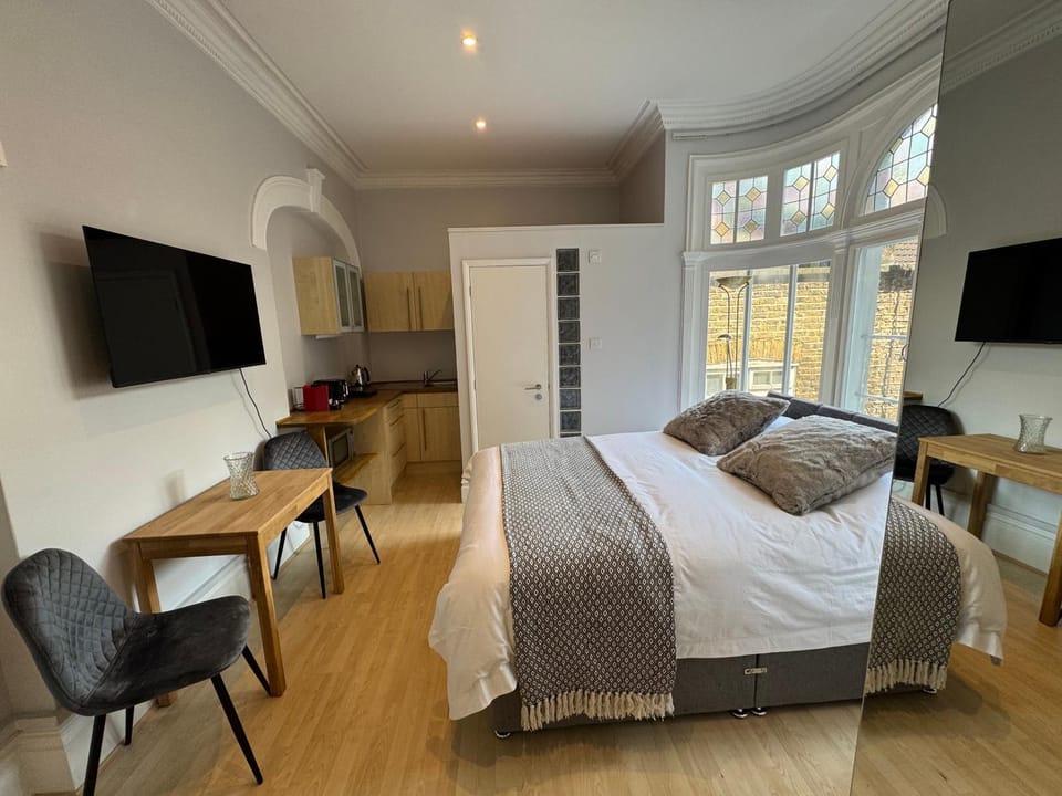 Bed, TV and multimedia, Kitchen or kitchenette, Living room, Photo of the whole room, Seating area, Bedroom