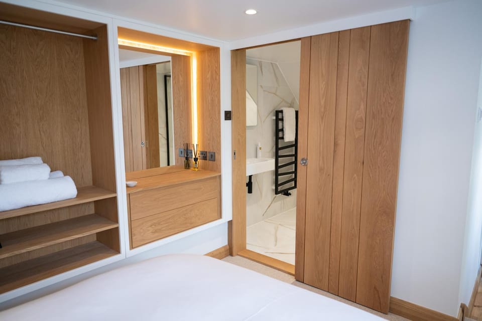 Bed, Bathroom, Bedroom, towels, wardrobe