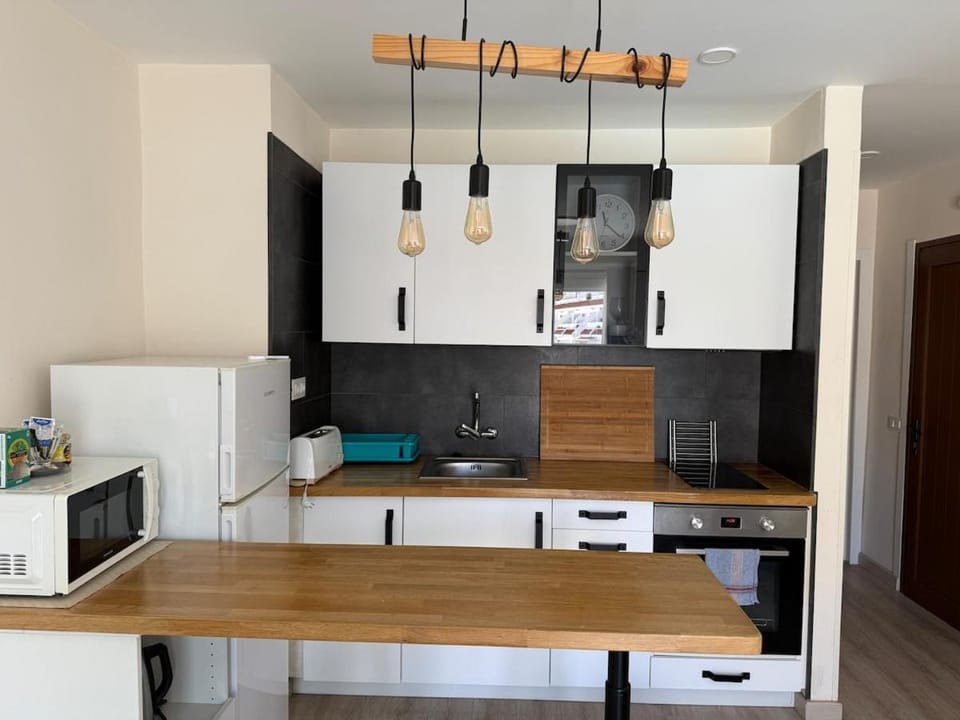 Centrally located M, bright and sunny apartment with terrace and pool views Apartment in Playa de las Americas