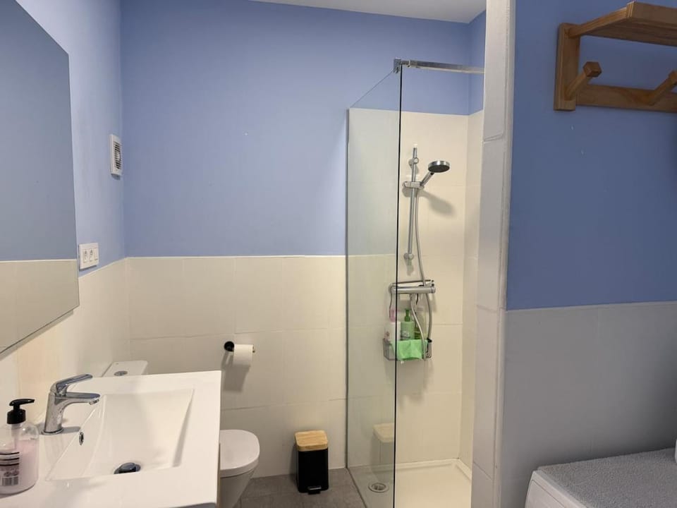 Centrally located M, bright and sunny apartment with terrace and pool views Apartment in Playa de las Americas
