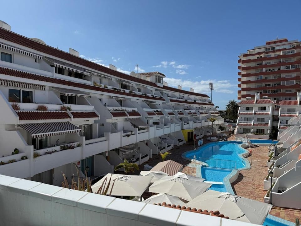 Centrally located M, bright and sunny apartment with terrace and pool views Apartment in Playa de las Americas