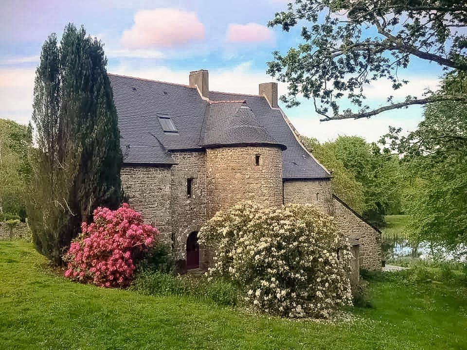 Property building, Spring, Day, Natural landscape, Garden, Beach, Garden view, Landmark view, pet friendly