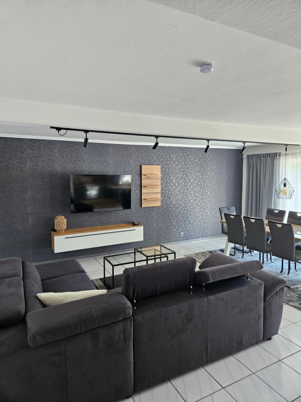 Communal lounge/ TV room, TV and multimedia, Living room, Seating area, Evening entertainment