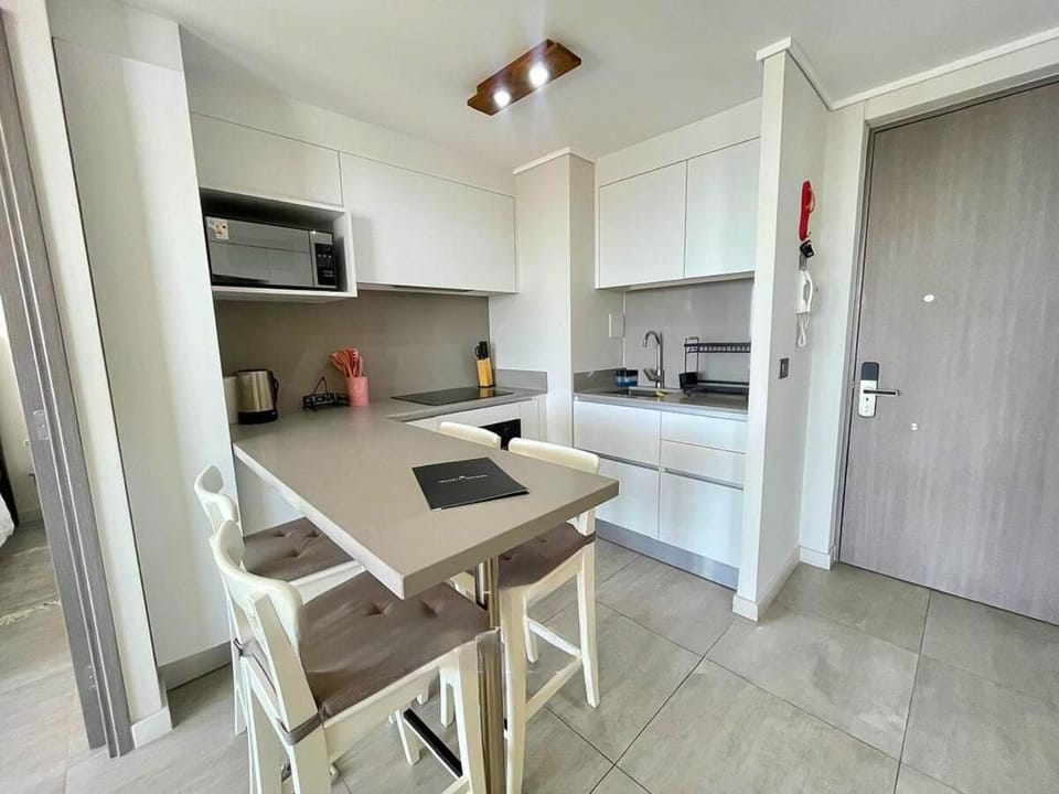 Kitchen or kitchenette, Dining area, dishwasher, oven, pet friendly