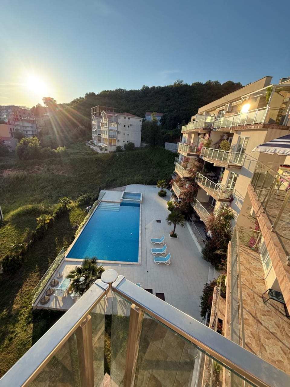 Property building, Day, Natural landscape, View (from property/room), Balcony/Terrace, Mountain view, Pool view, Swimming pool, sunbed