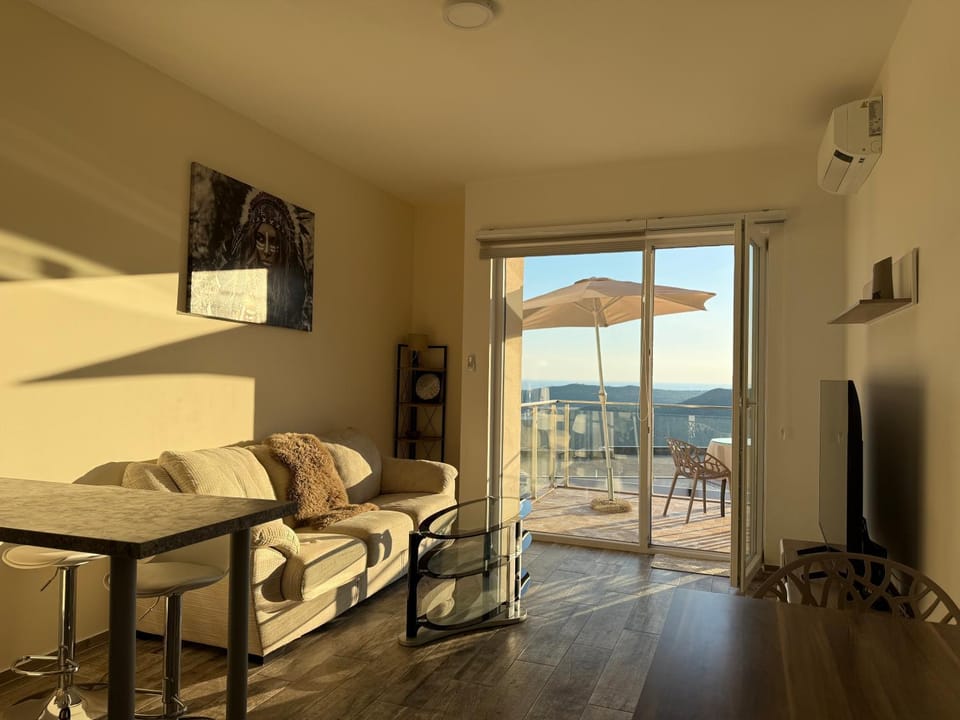 Natural landscape, TV and multimedia, View (from property/room), Balcony/Terrace, Living room, Seating area, Dining area