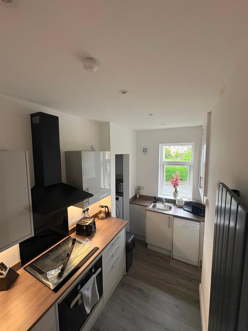 CONTRACTOR STAYS WELCOME newly refurbished 2 bedroom apartment sleeps 5 with free SECURE parking and WiFi Fully Fitted Kitchen with Washer Dryer Weekly bedding change and hoover Long Term Stay Rate available 3 miles from City Centre Apartment in Glasgow