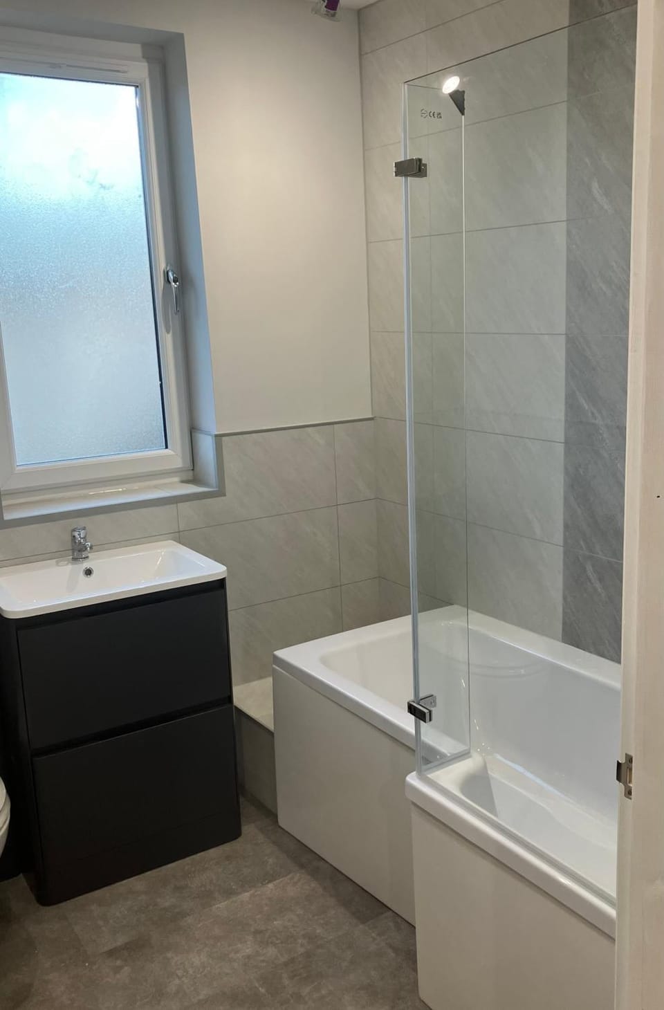 CONTRACTOR STAYS WELCOME newly refurbished 2 bedroom apartment sleeps 5 with free SECURE parking and WiFi Fully Fitted Kitchen with Washer Dryer Weekly bedding change and hoover Long Term Stay Rate available 3 miles from City Centre Apartment in Glasgow