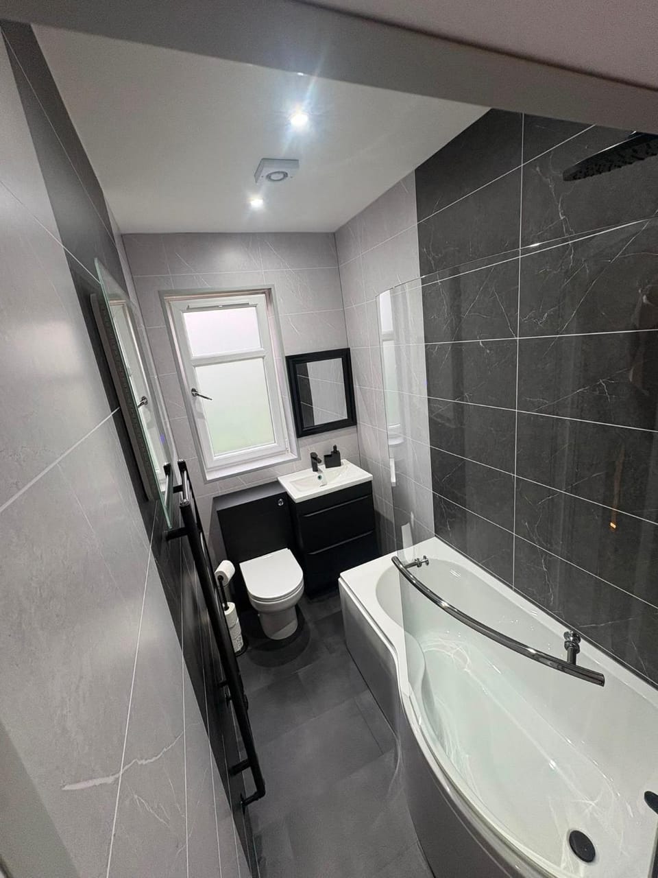 CONTRACTOR STAYS WELCOME newly refurbished 2 bedroom apartment sleeps 5 with free SECURE parking and WiFi Fully Fitted Kitchen with Washer Dryer Weekly bedding change and hoover Long Term Stay Rate available 3 miles from City Centre Apartment in Glasgow