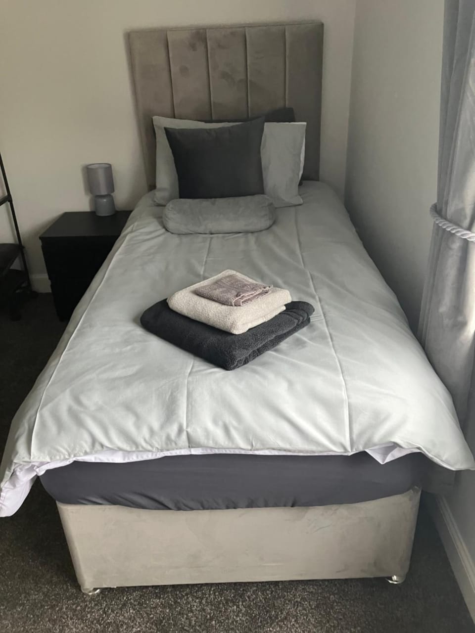CONTRACTOR STAYS WELCOME newly refurbished 2 bedroom apartment sleeps 5 with free SECURE parking and WiFi Fully Fitted Kitchen with Washer Dryer Weekly bedding change and hoover Long Term Stay Rate available 3 miles from City Centre Apartment in Glasgow