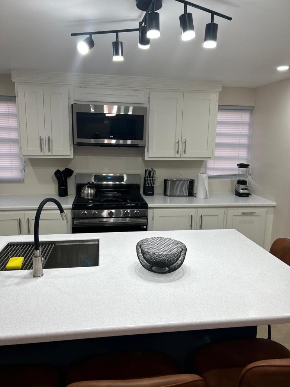 Kitchen or kitchenette, microwave, oven, stove