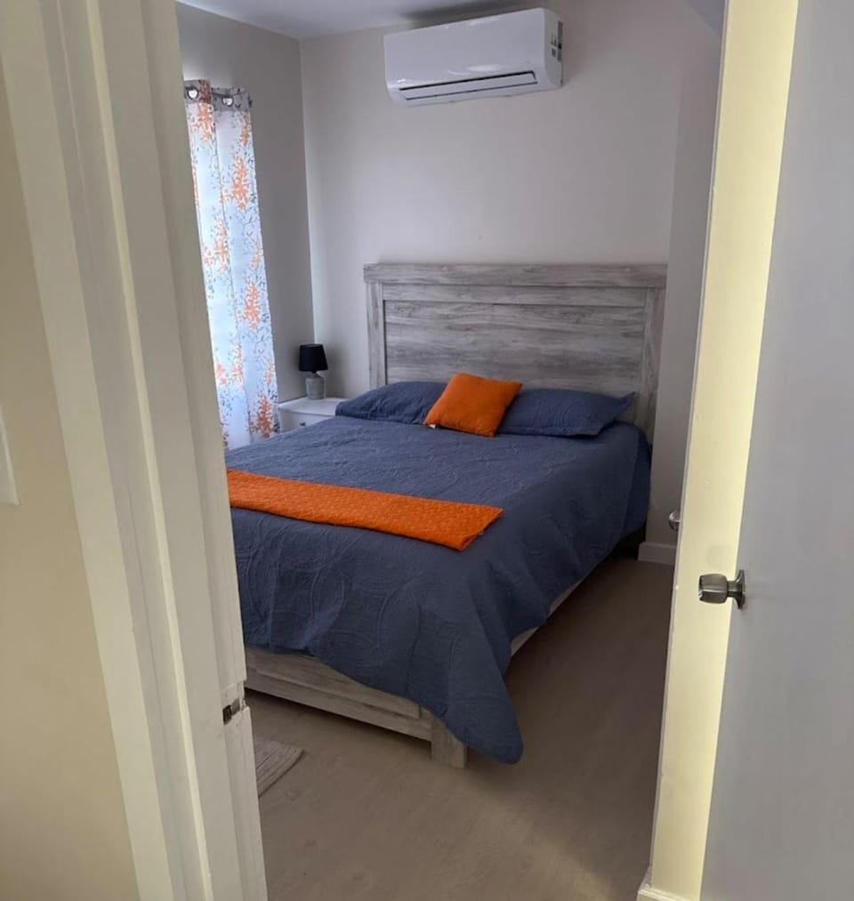 Bed, Photo of the whole room, Bedroom, air conditioner