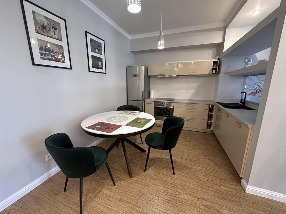 Kitchen or kitchenette, Dining area, oven, stove