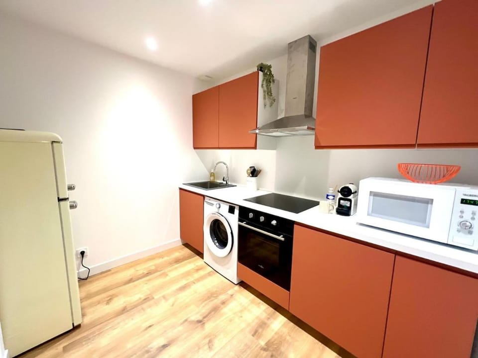 Kitchen or kitchenette, oven