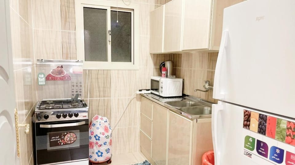 Coffee/tea facilities, Kitchen or kitchenette, oven, stove
