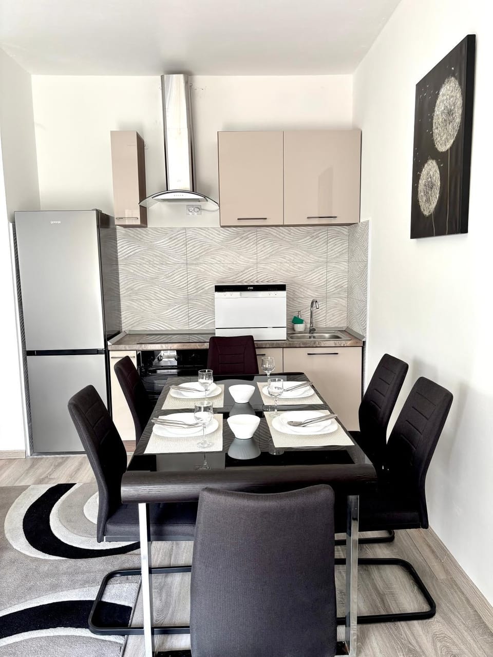 Kitchen or kitchenette, Dining area