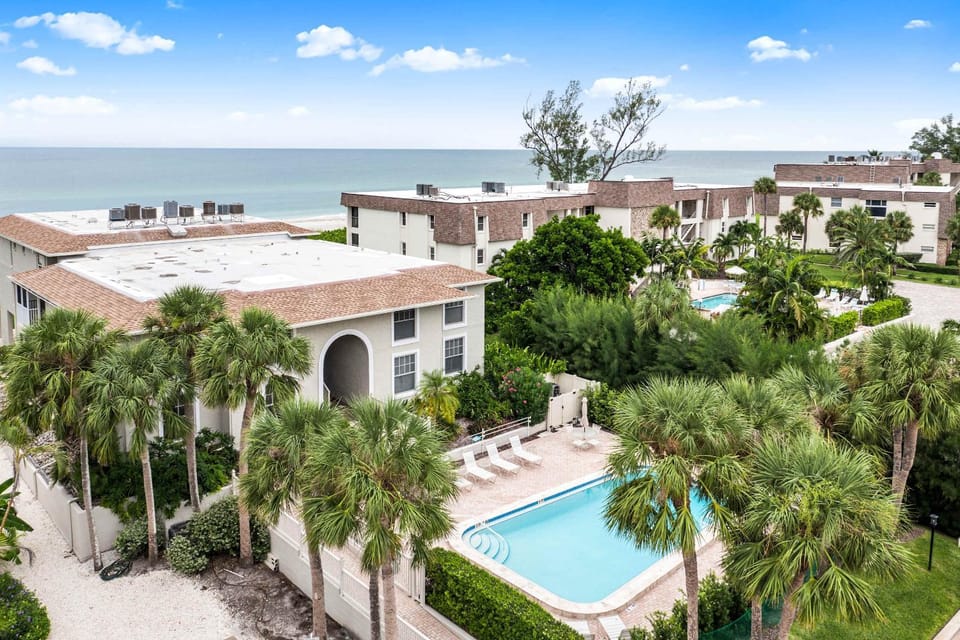Property building, Bird's eye view, Swimming pool