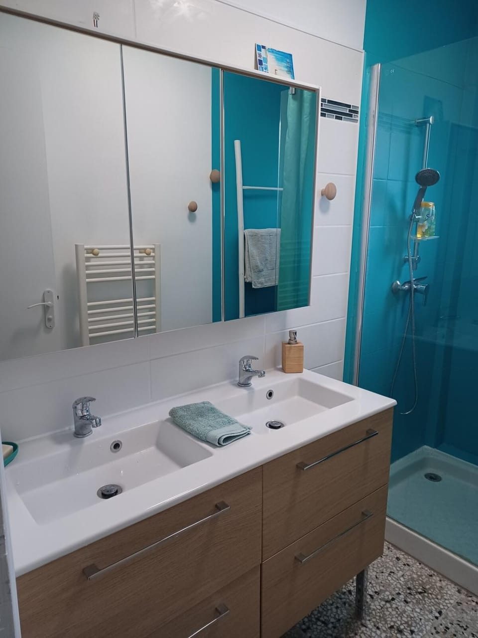 Shower, Bathroom, towels