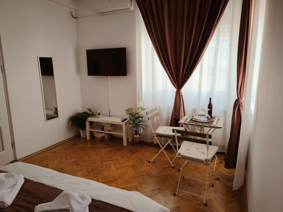 TV and multimedia, Seating area, Bedroom, air conditioner