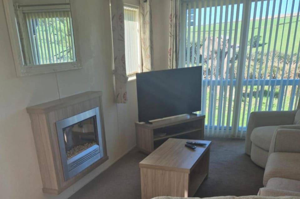 2 Bed Caravan - Sleeps 6 - Pets - Pool - Parking Villa in England