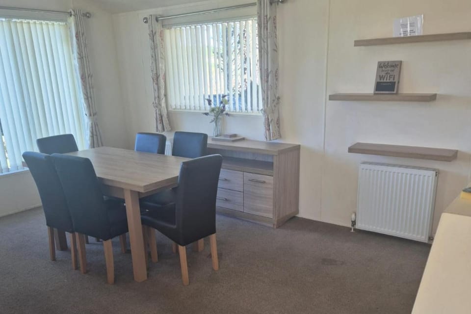 2 Bed Caravan - Sleeps 6 - Pets - Pool - Parking Villa in England