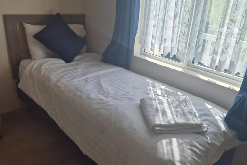 2 Bed Caravan - Sleeps 6 - Pets - Pool - Parking Villa in England