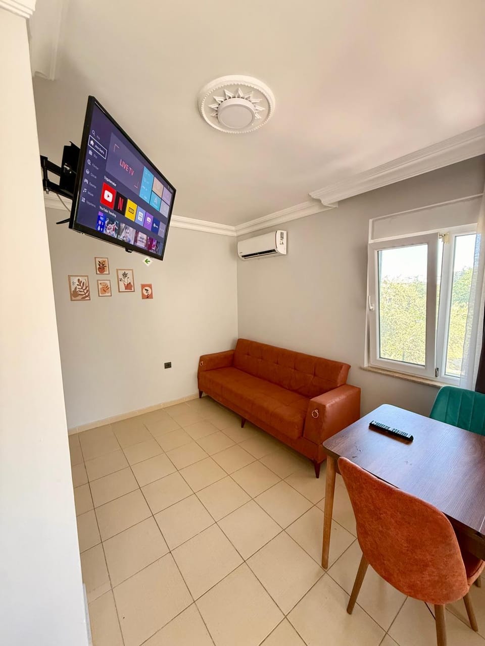 Communal lounge/ TV room, TV and multimedia, Living room, Seating area, Evening entertainment, air conditioner