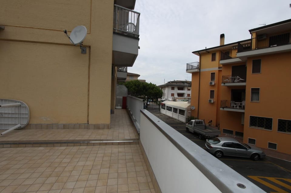 Day, Neighbourhood