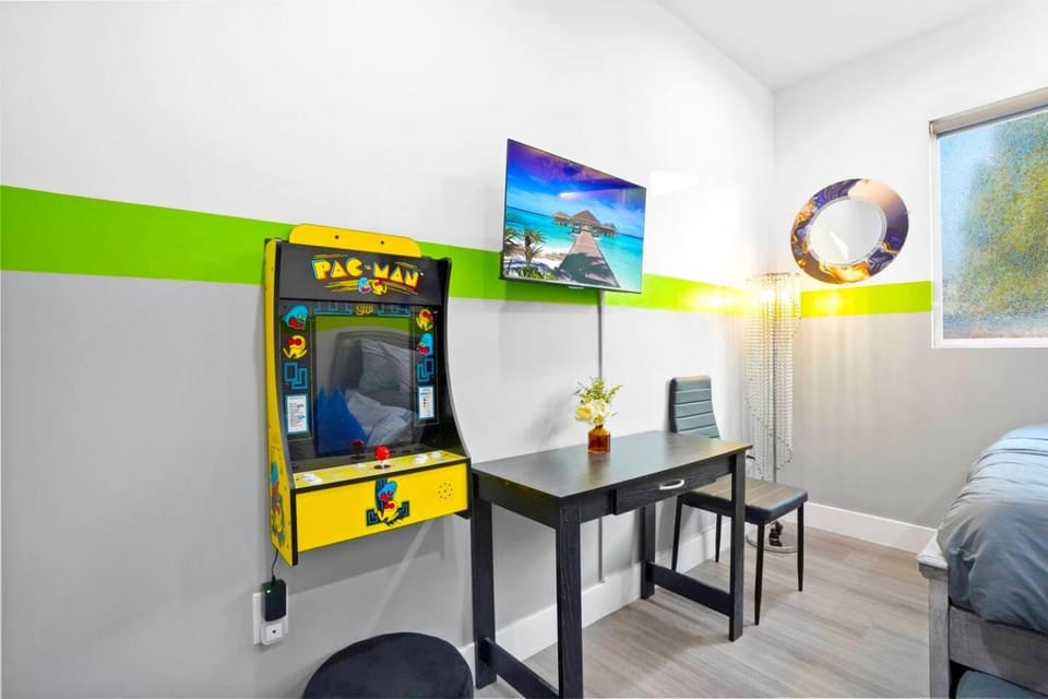 A - 3BR NoHo Pad with Patio - Sleeps 12 - Free Parking - 15m to Universal - FIFA World Cup SoFi House in North Hollywood