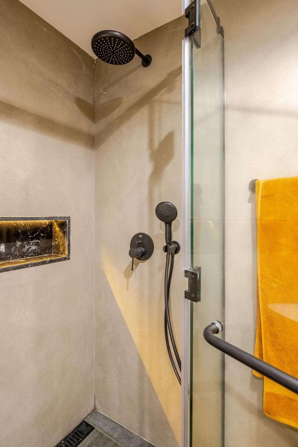 Stunning, large 2BD full golf-course and lake view Apartment in Dubai