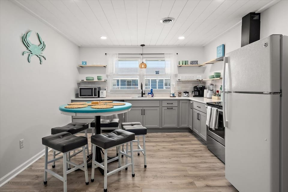 Kitchen or kitchenette, Dining area, dishwasher, oven, stove