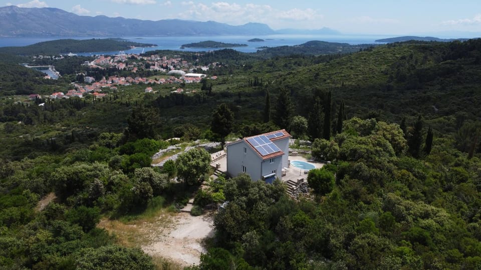 Property building, Day, Natural landscape, Bird's eye view, Mountain view, Pool view, Sea view, Swimming pool