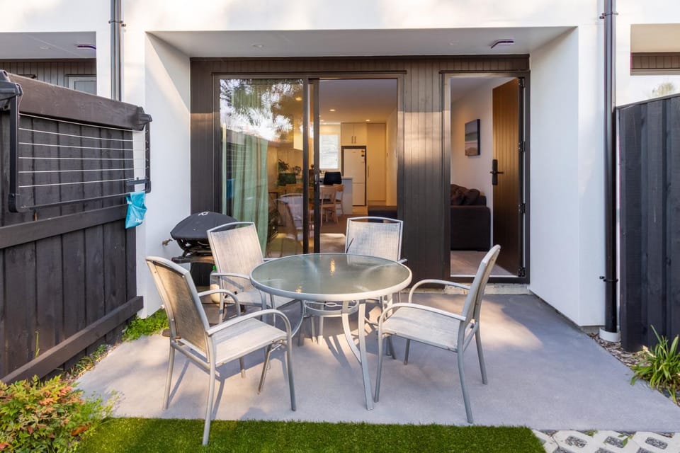 Patio, Day, Seating area, Dining area