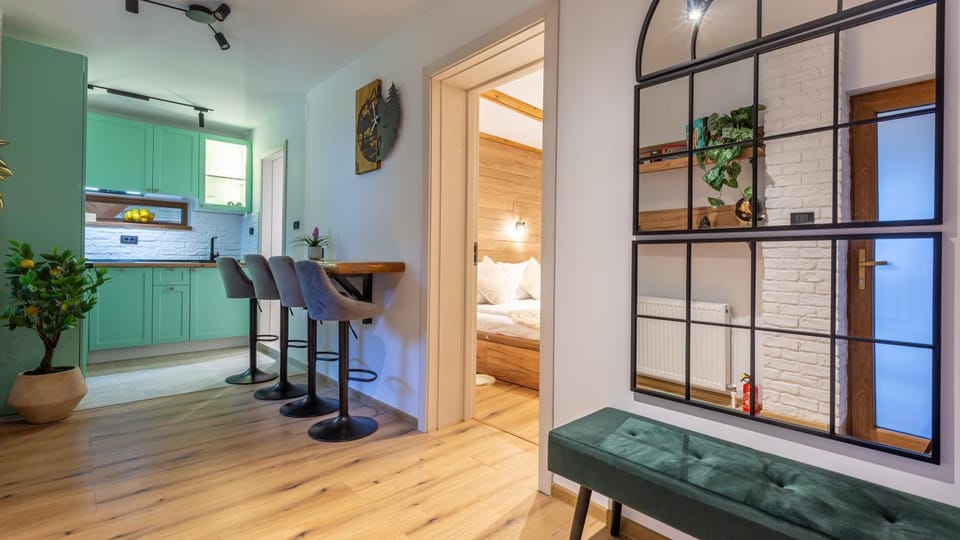 Sun x Mountains - Old Town Apartment in Brasov