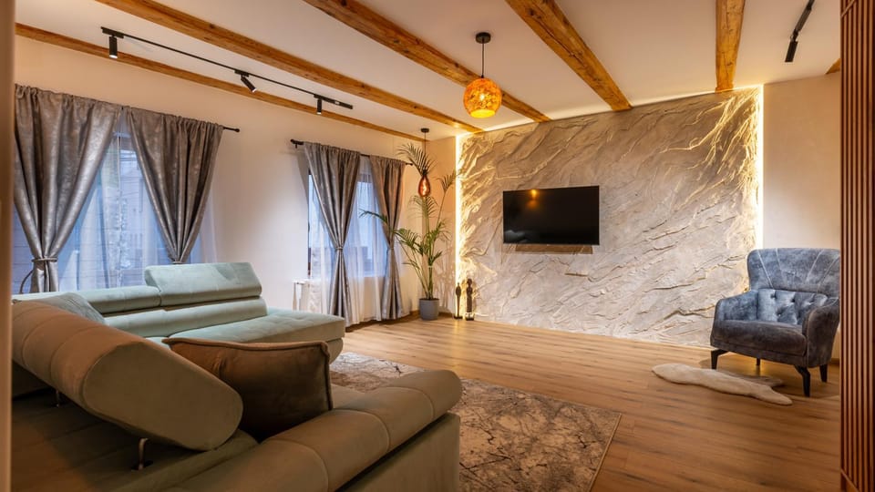 Sun x Mountains - Old Town Apartment in Brasov