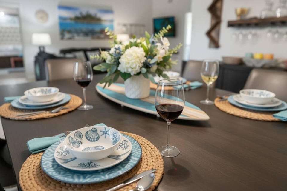 Decorative detail, Seating area, Dining area