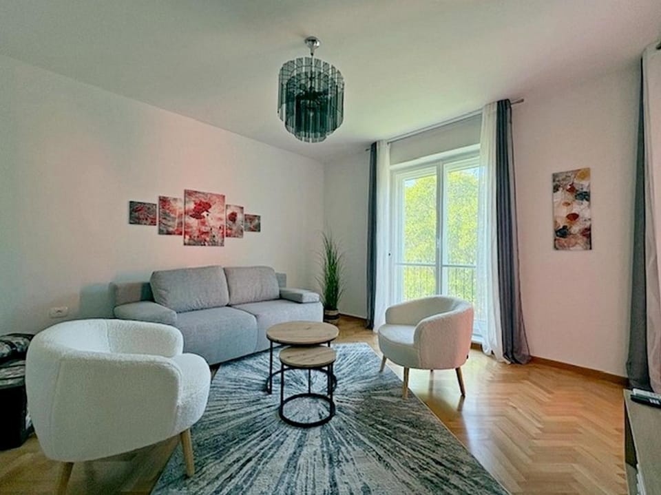 Living room, Street view