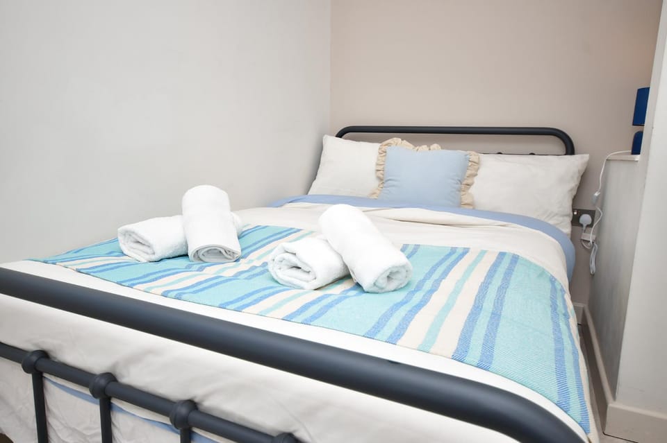 Bed, Bedroom, towels