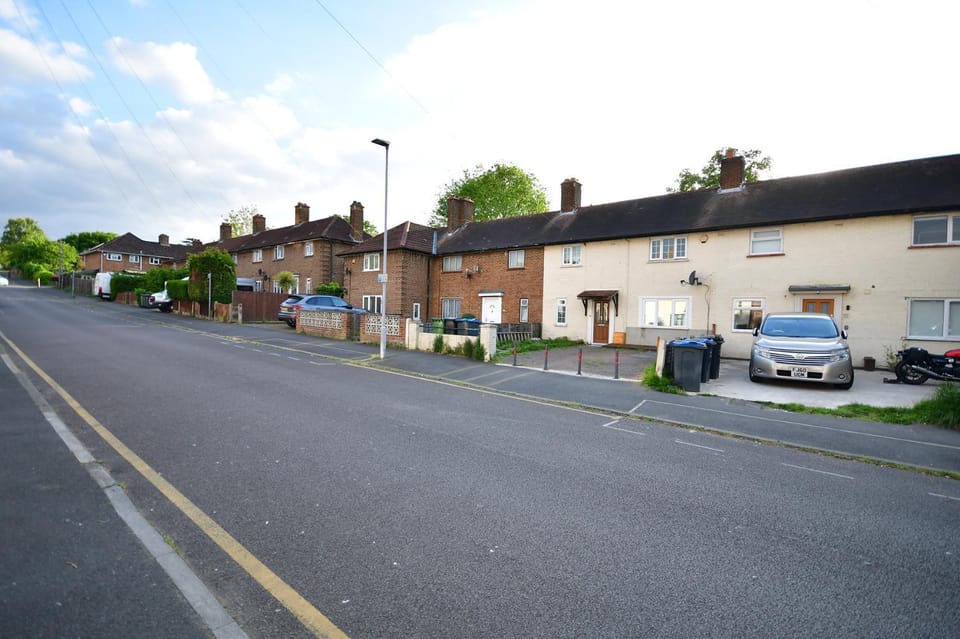 Property building, Neighbourhood, Street view, Location, Parking