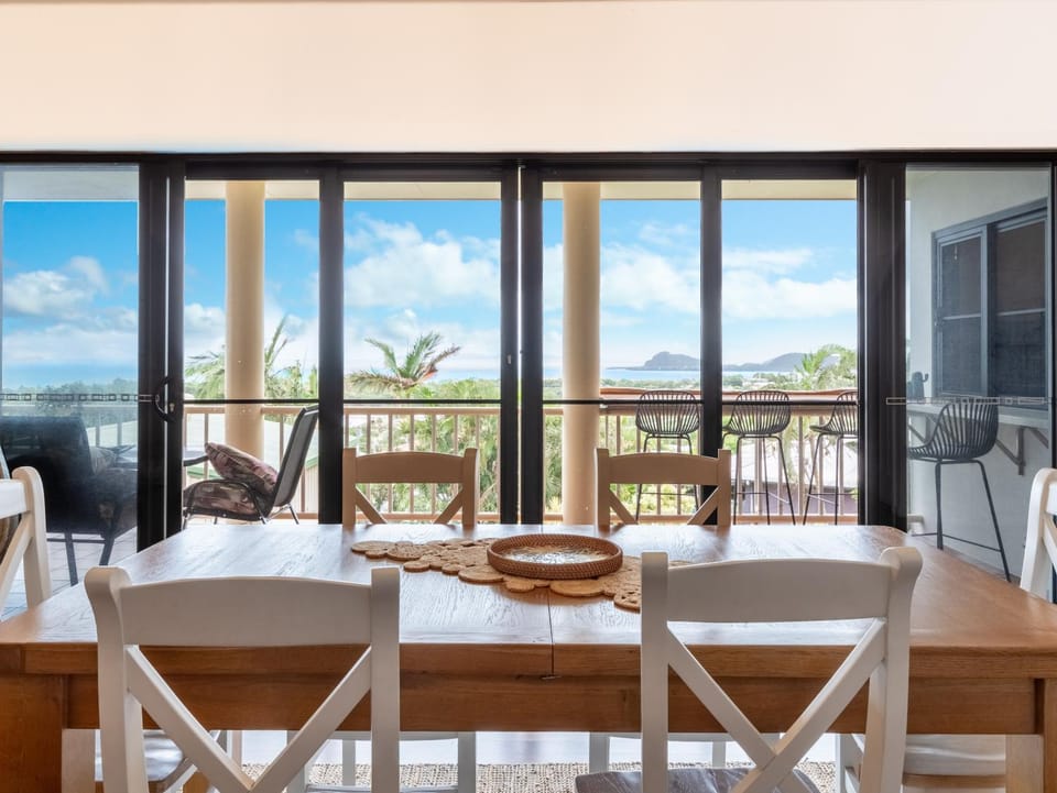 View (from property/room), Balcony/Terrace, Dining area