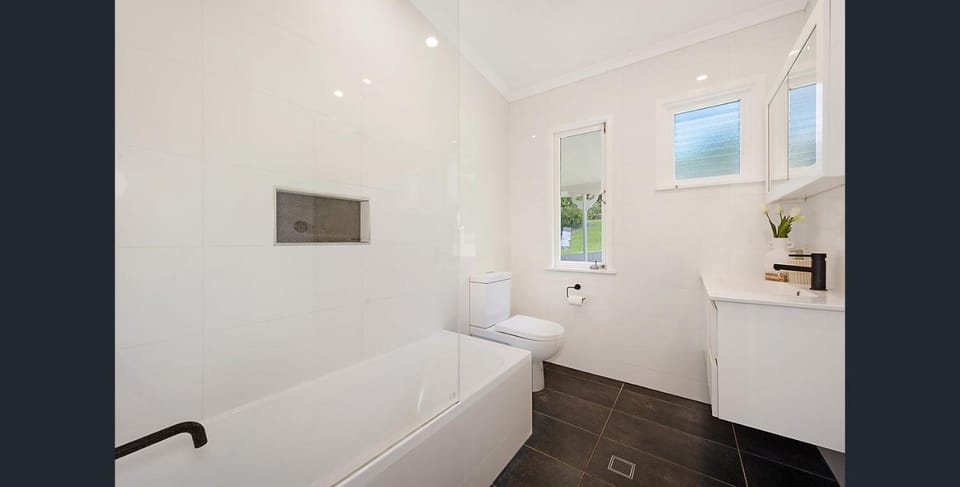 Family accommodation in leafy Indooroopilly House in Indooroopilly