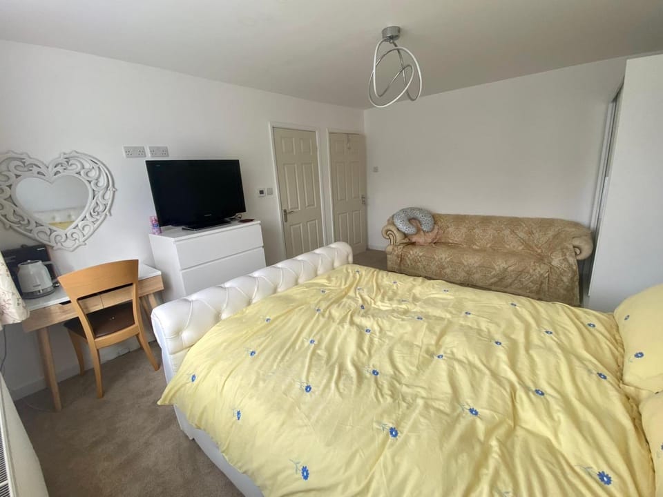 TV and multimedia, Photo of the whole room, Bedroom