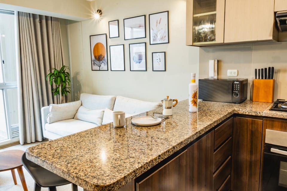 Coffee/tea facilities, Kitchen or kitchenette, Dining area, oven, stove, toaster