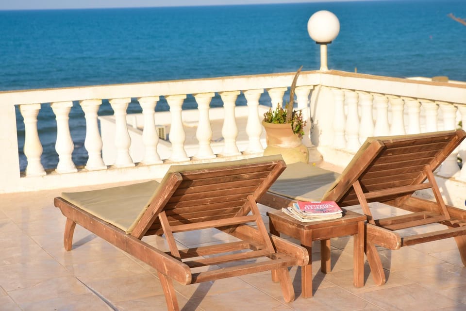 Patio, Day, Natural landscape, View (from property/room), Balcony/Terrace, Living room, Seating area, Dining area, Beach, Sea view, sunbed