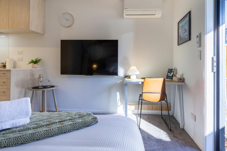 TV and multimedia, Kitchen or kitchenette, Living room, Seating area, Bedroom, air conditioner